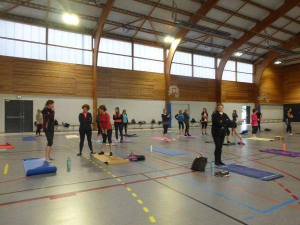 Fitness mixte au gymnase