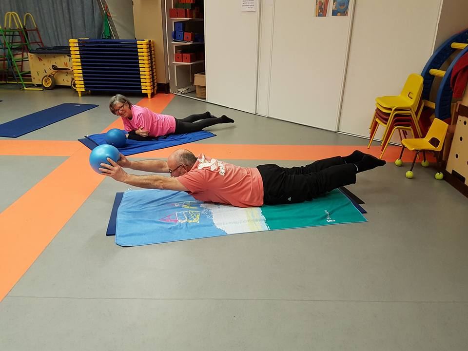 Exercice de gym douce au sol