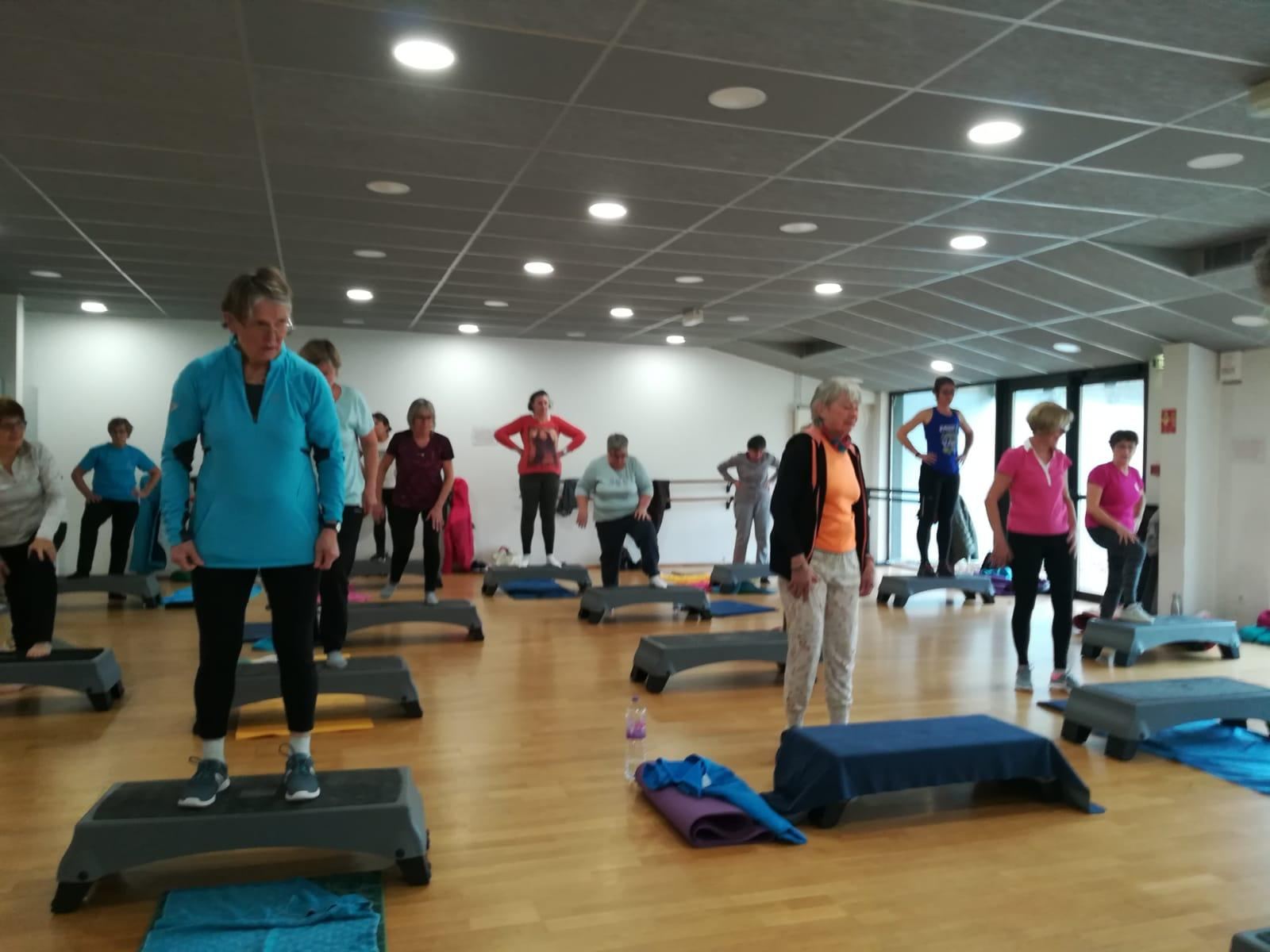 Cours de step de Montfort Energym, une vingtaine d'adhérentes sur leurs steps dans une salle lumineuse
