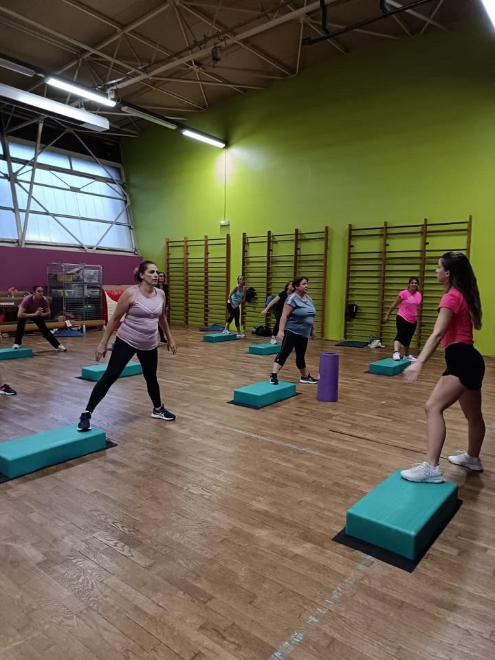 Cours de step au gymnase