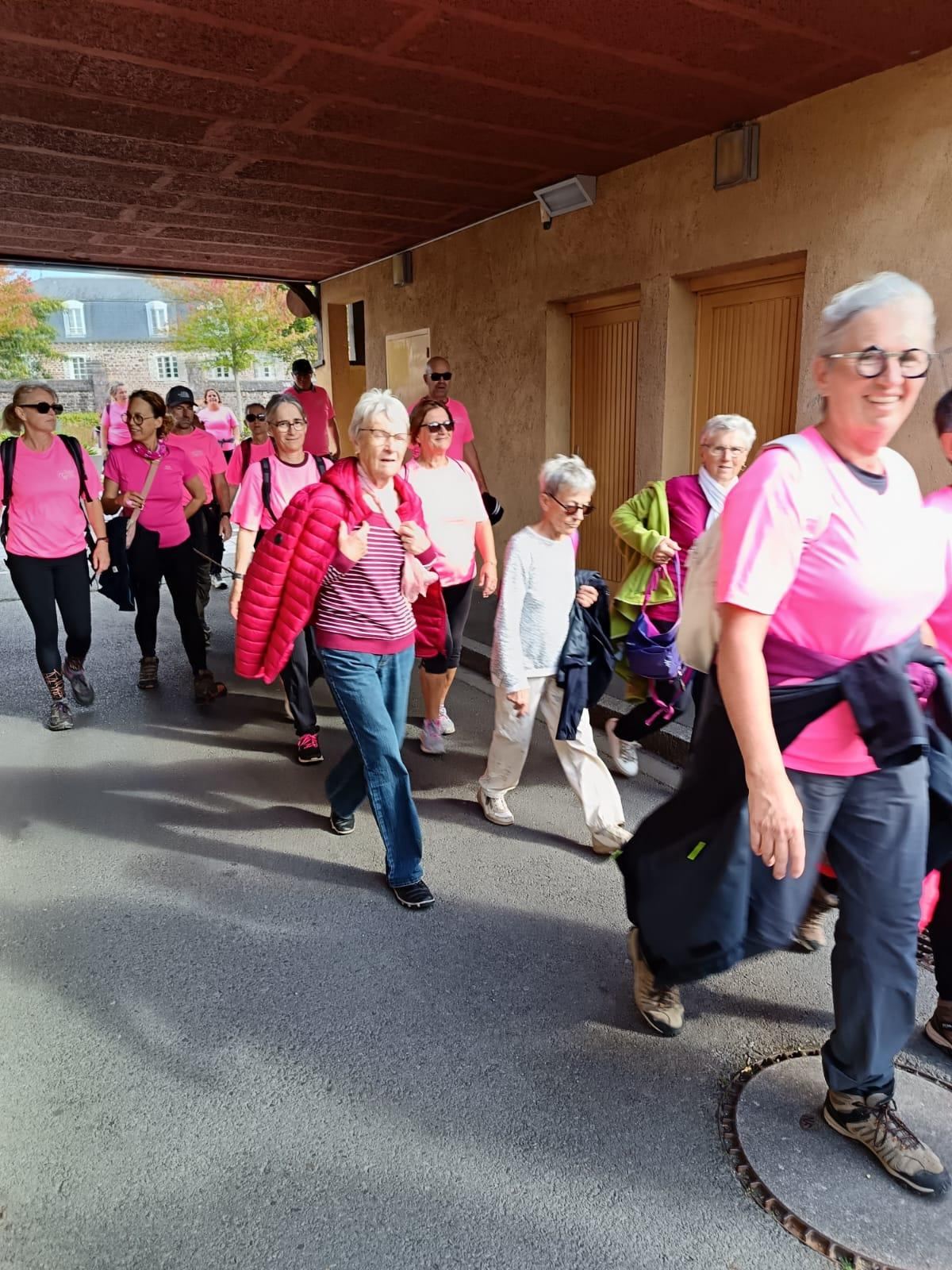 Adhérentes en t-shirt rose au départ de la marche