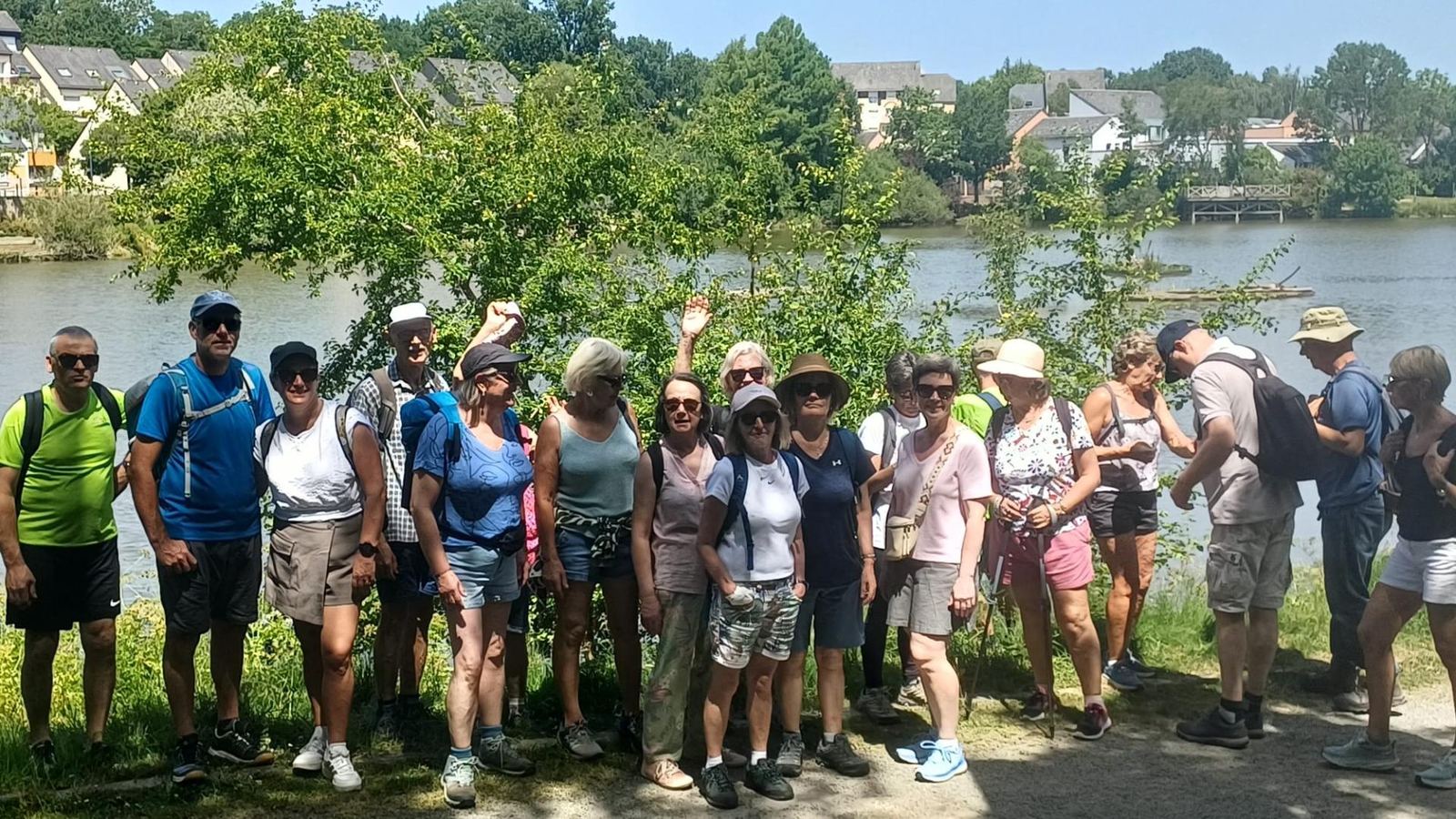 Groupe de randonneurs au bord de l'eau