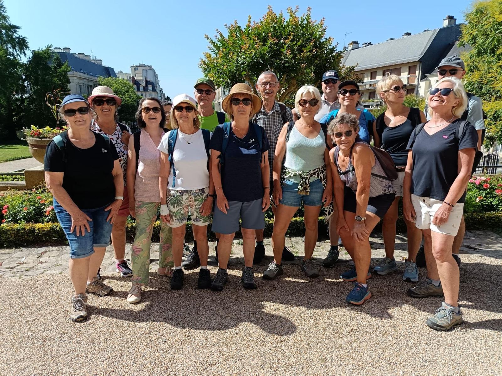 Groupe d'adhérents en tenue de randonnée dans un parc